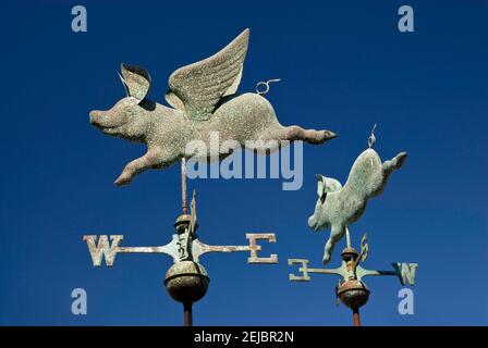 Fliegende Schweine Kupfer-Wettervane im El Centro Artesiano Geschenkladen in der Altstadt, San Diego, Kalifornien, USA Stockfoto