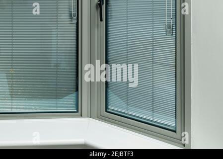 Details der modernen doppelt verglasten Fenster mit und ohne Griffe Stockfoto