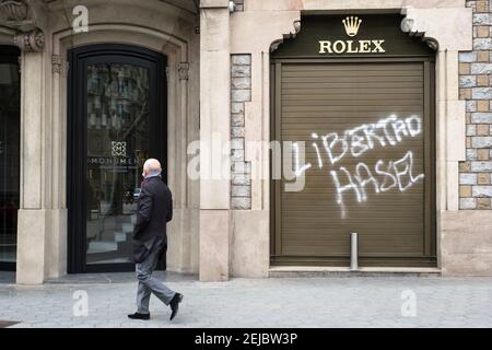 Februar 20th, 2021. Barcelona, Spanien. Nachrichten von Anhängern des verhafteten katalanischen Rappers Pablo Hasel bei Demonstrationen in Barcelona hinterlassen. Stockfoto