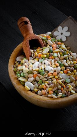 Ungekochte Suppe aus verschiedenen farbigen gemischten Hülsenfrüchten mit Gerste, geschält, Erbsen, Bohnen, Linsen und Bohnen in Glas Stockfoto
