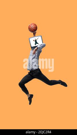 Collage zeitgenössischer Kunst. Junger Mann von TV-Set springen als Basketballspieler auf orangefarbenem Hintergrund geleitet. Platz für Text, Design, Werbung kopieren. Moderne kreative Kunstwerke. Flyer. Vertikale Zusammensetzung. Stockfoto