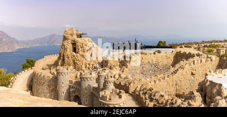 La Azioha, Spanien - 20. Februar 2021: Die Festung Bateria de Castilitos in den Bergen der Costa Calida am Mittelmeer in Murcia Stockfoto