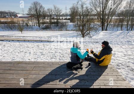 Recklinghausen, Nordrhein-Westfalen, Deutschland - sonnige Winterlandschaft im Ruhrgebiet, Emscher Kunst im Schnee mit Blick auf die Emscher, K Stockfoto