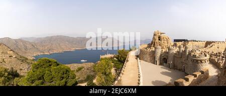 La Azioha, Spanien - 20. Februar 2021: Die Festung Bateria de Castilitos in den Bergen der Costa Calida am Mittelmeer in Murcia Stockfoto