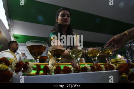 Guwahati, Assam, Indien. Februar 2021, 22nd. Verschiedene Arten von Tee Assam während der Ausgabe 4th Assamese Tee Zeremonie in Guwahati Tea Auction Center in Guwahati Assam Indien am Montag 21st Februar 2021 angezeigt.Assam ist einer der größten Tee wachsenden Staat der Welt und Assam Tee halten einen wichtigen Markt in der Welt. Quelle: Dasarath Deka/ZUMA Wire/Alamy Live News Stockfoto