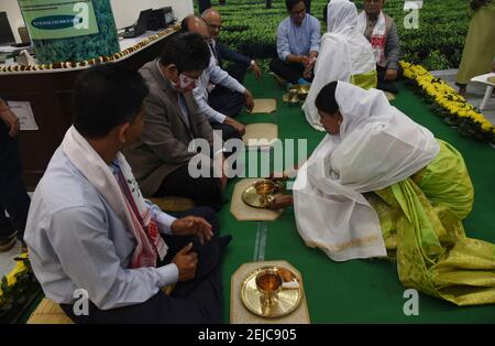 Guwahati, Assam, Indien. Februar 2021, 22nd. Tee von Assam angeboten, um Menschen in einer traditionellen Weise während der Ausgabe 4th Assamese Tee Zeremonie in Guwahati Tee Auktionszentrum in Guwahati Assam Indien am Montag 21st Februar 2021.Assam ist einer der größten Tee wachsenden Staat der Welt und Assam Tee halten eine Bedeutung Markt in der Welt. Quelle: Dasarath Deka/ZUMA Wire/Alamy Live News Stockfoto