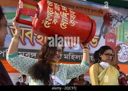 Kalkutta, Indien. Februar 2021, 22nd. Ein Aktivist des All India Trinamool Congress (TMC) Mahila Morcha (Women Wing) hält die Dummy-Kochgasflasche, um bei der Sit-in-Demonstration gegen steigende Kraftstoffpreise im ganzen Land zu protestieren. (Foto von Biswarup Ganguly/Pacific Press) Quelle: Pacific Press Media Production Corp./Alamy Live News Stockfoto