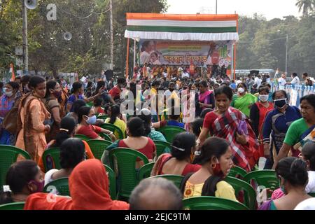 Kalkutta, Indien. Februar 2021, 22nd. Mahila Morcha (Women Wing) vom All India Trinamool Congress (TMC) protestiert gegen die steigenden Kraftstoffpreise im ganzen Land. (Foto von Biswarup Ganguly/Pacific Press) Quelle: Pacific Press Media Production Corp./Alamy Live News Stockfoto