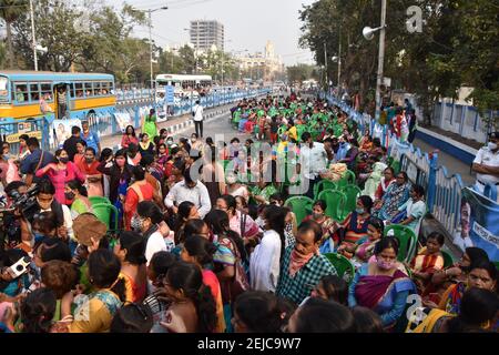 Kalkutta, Indien. Februar 2021, 22nd. Mahila Morcha (Women Wing) vom All India Trinamool Congress (TMC) protestiert gegen die steigenden Kraftstoffpreise im ganzen Land. (Foto von Biswarup Ganguly/Pacific Press) Quelle: Pacific Press Media Production Corp./Alamy Live News Stockfoto