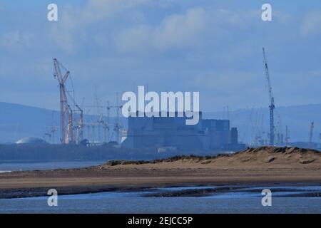 Burnham on Sea, Großbritannien. Februar 2021, 22nd. An einem warmen Tag in Burnham auf See über dem Meer kann Hinkley Point Kraftwerk, mit den höchsten Kräne der Welt, die Big Carl genannt werden gesehen werden. Bild: Robert Timoney/Alamy Live News Stockfoto