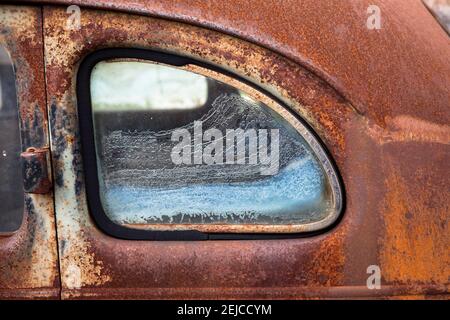 iced window of a rosted Pontiac 6 from the 1930s, classic car, window. Vereiste Scheibe eines verrosteten Pontiac 6 aus den 1930er Jahren, Auto, Oldt Stockfoto