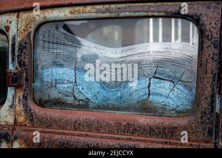 iced window of a rosted Pontiac 6 from the 1930s, classic car, window. Vereiste Scheibe eines verrosteten Pontiac 6 aus den 1930er Jahren, Auto, Oldt Stockfoto