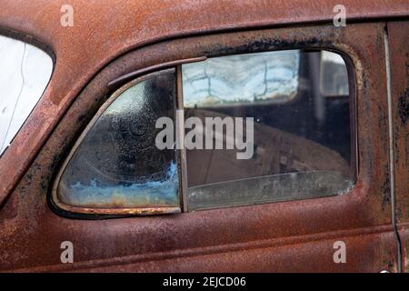 iced window of a rosted Pontiac 6 from the 1930s, classic car, window. Vereiste Scheibe eines verrosteten Pontiac 6 aus den 1930er Jahren, Auto, Oldt Stockfoto