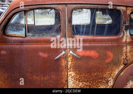 eisfenster eines verrosteten Pontiac 6 aus dem Jahr 1930s, Oldtimer, Fenster. Vereiste Scheiben eines verrosteten Pontiac 6 aus den 1930er Jahren, Auto, Ol Stockfoto