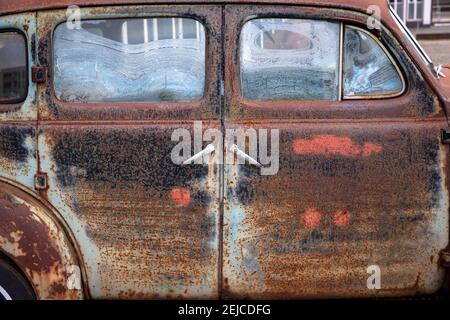 eisfenster eines verrosteten Pontiac 6 aus dem Jahr 1930s, Oldtimer, Fenster. Vereiste Scheiben eines verrosteten Pontiac 6 aus den 1930er Jahren, Auto, Ol Stockfoto