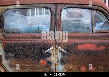 eisfenster eines verrosteten Pontiac 6 aus dem Jahr 1930s, Oldtimer, Fenster. Vereiste Scheiben eines verrosteten Pontiac 6 aus den 1930er Jahren, Auto, Ol Stockfoto