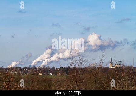 Blick vom Kölner Westen auf das Braunkohlekraftwerk Neurath bei Grevenbroich, rechts das Kloster Brauweiler, Nordrhein-Westfalen, Stockfoto