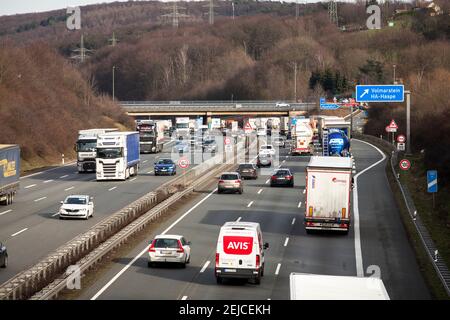 Die Autobahn A1 bei Wetter-Volmarstein in Richtung Dortmund, Nordrhein-Westfalen, Deutschland. Die Autobahn A1 bei Wetter-Volmarstein in Fahrtric Stockfoto