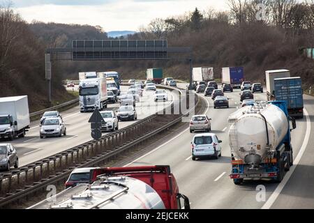 Die Autobahn A1 bei Wetter-Volmarstein in Richtung Köln, Nordrhein-Westfalen, Deutschland. Die Autobahn A1 bei Wetter-Volmarstein in Fahrtrich Stockfoto