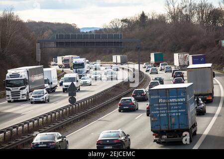 Die Autobahn A1 bei Wetter-Volmarstein in Richtung Köln, Nordrhein-Westfalen, Deutschland. Die Autobahn A1 bei Wetter-Volmarstein in Fahrtrich Stockfoto
