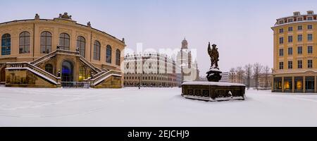 Panoramablick auf den Neumarkt, das Verkehrsmuseum, den Brunnen Friedensbrunnen und die Frauenkirche im Winter, der Platz bedeckt Stockfoto