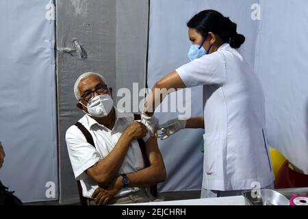 21. Februar 2021, Guwahati, Assam, Indien: Eine Krankenschwester injiziert COVID-19 Injektion an eine ältere Person wie in verschiedenen Teilen von Indien COVID-19 positive Fälle nimmt am Gauhati Medical College Hospital (GMCH) in Guwahati Assam Indien am Montag 22nd. Februar 2021 zu.Bezirksverwaltung Kamrup Metro erklärte Don Bosco Schule, Panbazar als Eindämmungszone für sieben Tage bis 27. Februar 2021 als zwei Lehrer der Schule positiv auf COVID-19 getestet (Foto: © Dasarath Deka/ZUMA Wire) Stockfoto