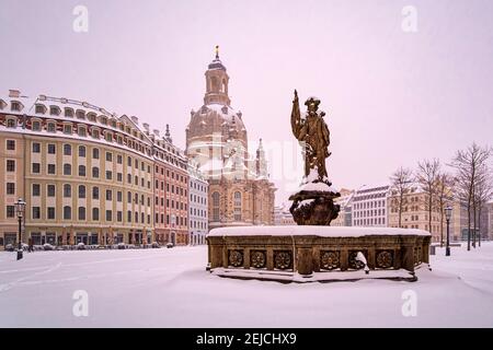 Panoramablick auf den Neumarkt, den Friedensbrunnen und die Frauenkirche im Winter, den Platz mit Schnee bedeckt. Stockfoto