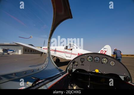 Befestigen des Abschleppseiles am Pawnee-Schlepper für die Flugbahn. Schweizer SGS 2-32 Segelflugzeug Cockpit und Instrumententafel bei Williams Soaring, Kalifornien Stockfoto