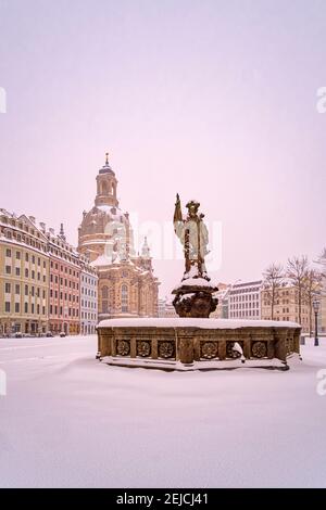 Panoramablick auf den Neumarkt, den Friedensbrunnen und die Frauenkirche im Winter, den Platz mit Schnee bedeckt. Stockfoto