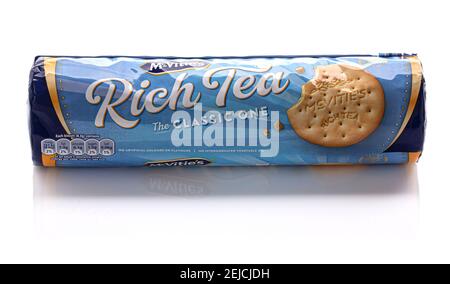 SWINDON, Großbritannien - 22. FEBRUAR 2021: Packung mit McVities Rich Tea Biscuits, die Classic auf weißem Hintergrund Stockfoto