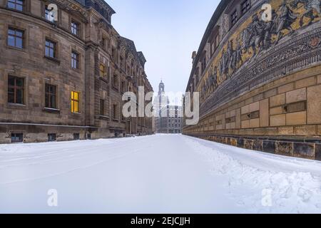 Panoramablick zwischen der Fürstenprozession und dem Sächsischen Stausenhaus zur Frauenkirche im Winter, der Augustusstraße Co Stockfoto