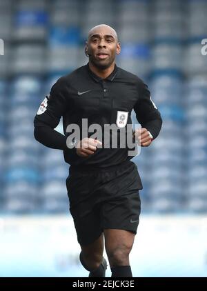 Schiedsrichter Sam Allison während des Spiels Sky Bet League One zwischen Portsmouth und Blackpool Town im Fratton Park , Portsmouth , Großbritannien - 20. Februar 2021. Foto Simon Dack/Teleaufnahmen. Nur redaktionelle Verwendung. Kein Merchandising. Für Fußballbilder gelten Einschränkungen für FA und Premier League. Keine Nutzung von Internet/Mobilgeräten ohne FAPL-Lizenz - für weitere Informationen wenden Sie sich an Football Dataco: Stockfoto