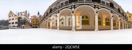 Panoramablick auf den Stallhof und den Palast im Winter, mit Schnee bedeckt. Stockfoto