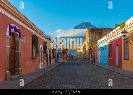 Sonnenaufgang in Antigua Stadt mit Santa Catalina Bogen und Agua Vulkan, Guatemala. Stockfoto