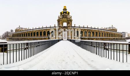 Panoramablick auf das Kronentor, den Eingang zum Zwinger, im Winter schneebedeckt. Stockfoto
