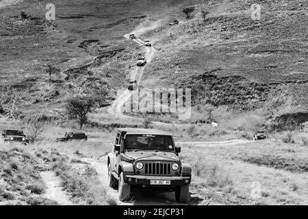 HARRISMITH, SÜDAFRIKA - 20. Feb 2021: Harrismith, Südafrika - 02 2015. Oktober: 4x4 Mountain Path Driver Training im Camp Jeep auf dem Drakensberg Stockfoto