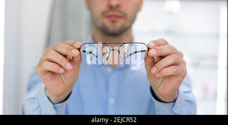 Nahaufnahme Porträt eines Mannes, der Brille vor der Kamera zeigt Stockfoto