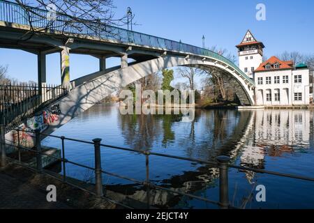 Berlin, Deutschland. Februar 2021, 22nd. Die Abteibrücke über die Spree verbindet den Treptower Park mit der Jugendinsel (r). Quelle: Jens Kalaene/dpa-Zentralbild/ZB/dpa/Alamy Live News Stockfoto