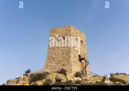 Ein Blick auf den Torre de Santa Elena Wachturm oben Die Stadt La Azohia in Murcia Stockfoto