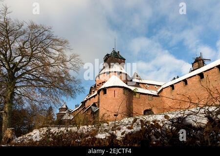 Schloss Haut-Koenigsbourg, im Schnee im Winter, Elsass, Frankreich Stockfoto