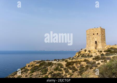 Ein Blick auf den Torre de Santa Elena Wachturm oben Die Stadt La Azohia in Murcia Stockfoto