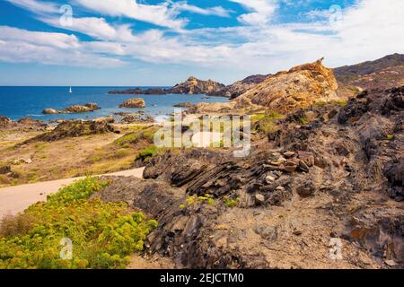 Ein Pfad durchquert den geologischen Park mit schönen Figuren von erodierten Felsen, von denen einige Tiere ähneln. Paratge de Tudela. Kappe von Creus Natural P Stockfoto