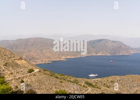 Ein Blick auf die Berge der Sierra de Muela und die Bucht von Cartagena in Murcia mit festgetäuten Frachtschiffen Anker Stockfoto