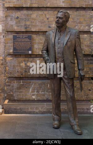 Sir Nigel Gresley Statue in Kings Cross Station, London, Großbritannien Stockfoto