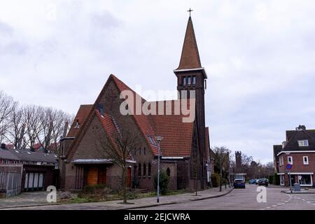 Rotterdam, Niederlande. Kirche am Heijplaat Dorf, ein Viertel zwischen Hafen und Industriegüter. Stockfoto