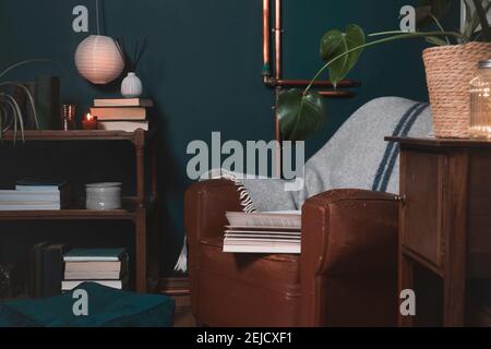 Zeitgenössisches Zuhause Innere gemütliche Leseecke. Selbstverbesserungskonzept mit Büchern zum Lesen in warmer einladender moderner Umgebung. Stockfoto