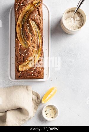 Veganes Buchweizen Bananenbrot mit Sesam Stockfoto