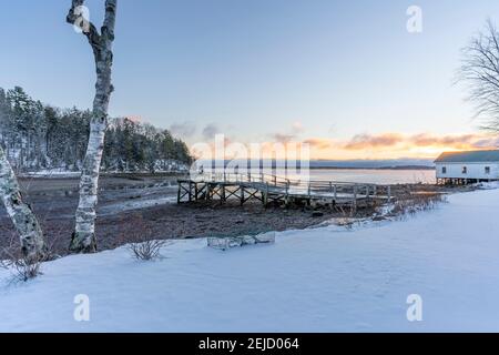 Wintersonnenaufgang in Saturday Cove in Northport, Maine. Stockfoto