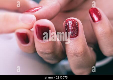 Nahaufnahme eines Nagellackjobs mit weiblichen Händen Stockfoto