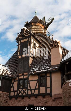 Windmühle und Halbhaus in Haut-Koenigsbourg, im Winter, Elsass, Frankreich Stockfoto